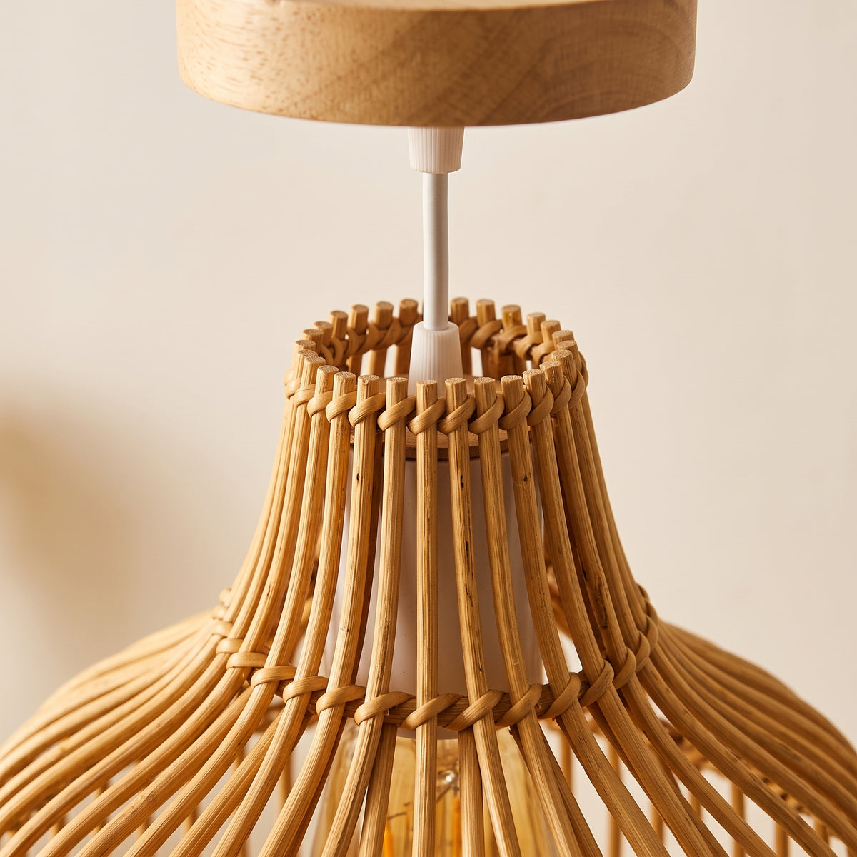Gros plan sur le tressage et la finition : suspension en bambou cloche