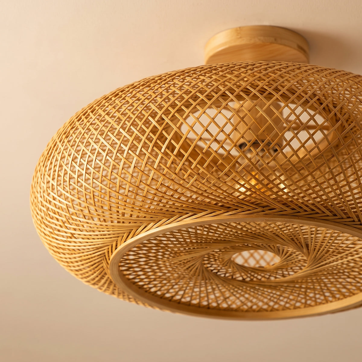Gros plan sur le tressage et la finition : plafonnier en bambou lanterne plate