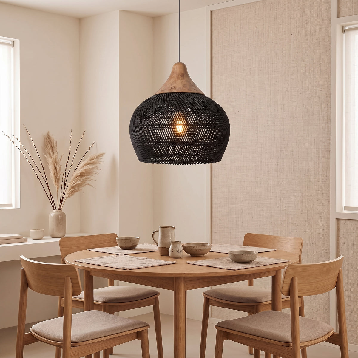 Suspension en rotin noir arrondie à chapeau en bois installée, pour visualiser sa taille réelle