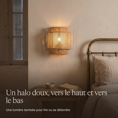 Applique murale en corde de chanvre à étages allumée le soir dans une chambre japandi, de chaque côté du lit