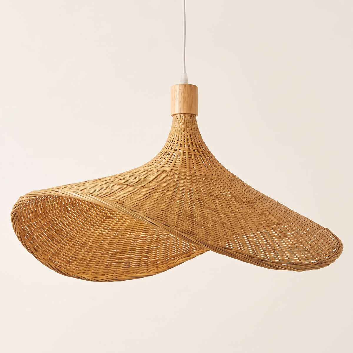Suspension en bambou chapeau asymétrique, photo produit sur fond clair