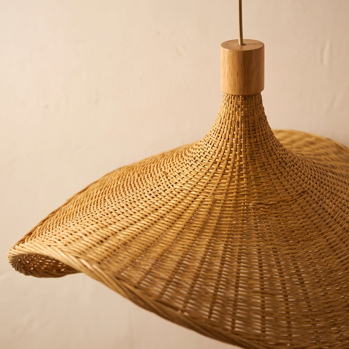 Gros plan sur le tressage et la finition : suspension en bambou chapeau asymétrique