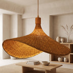 Suspension en bambou chapeau asymétrique dans un salon japandi