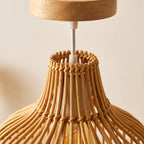 Gros plan sur le tressage et la finition : suspension en bambou cloche