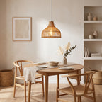 Suspension en bambou cloche dans un coin repas