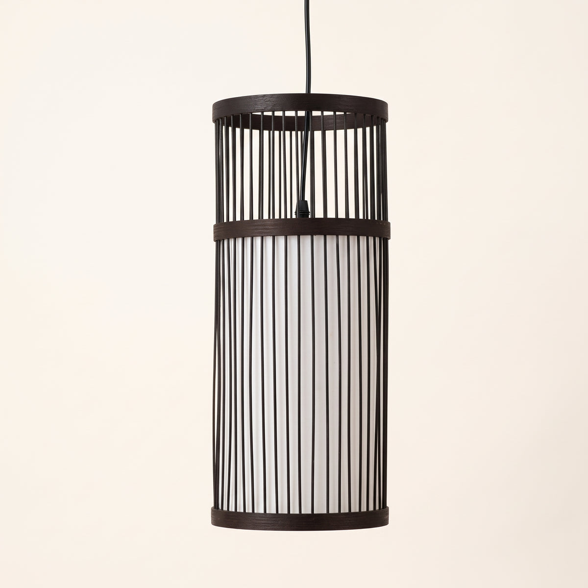 Suspension en bambou cylindre noir, photo produit sur fond clair