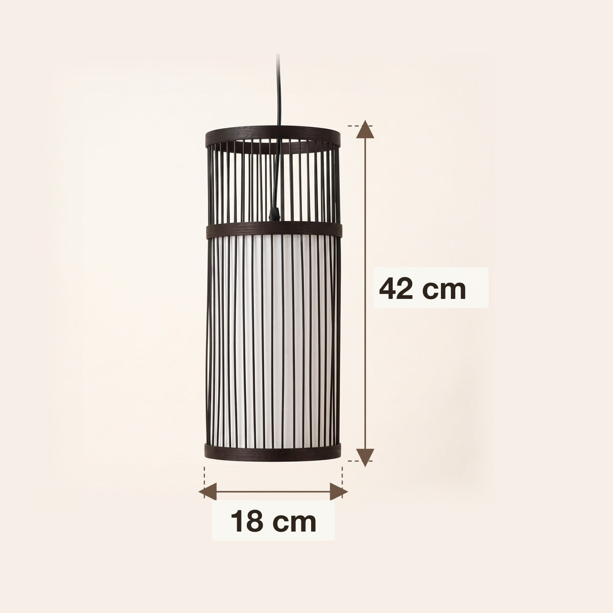 Dimensions : suspension en bambou cylindre noir, 18 cm de diamètre et 42 cm de hauteur