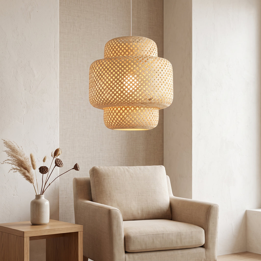 Suspension en bambou lanterne à étages dans un coin salon lumineux