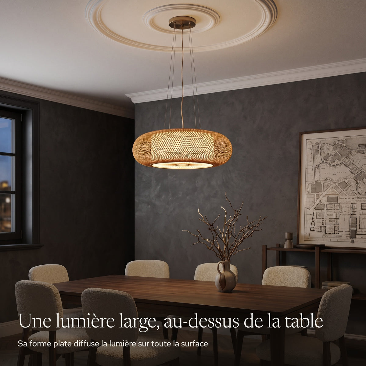 Suspension en bambou lanterne plate allumée le soir dans une salle à manger japandi