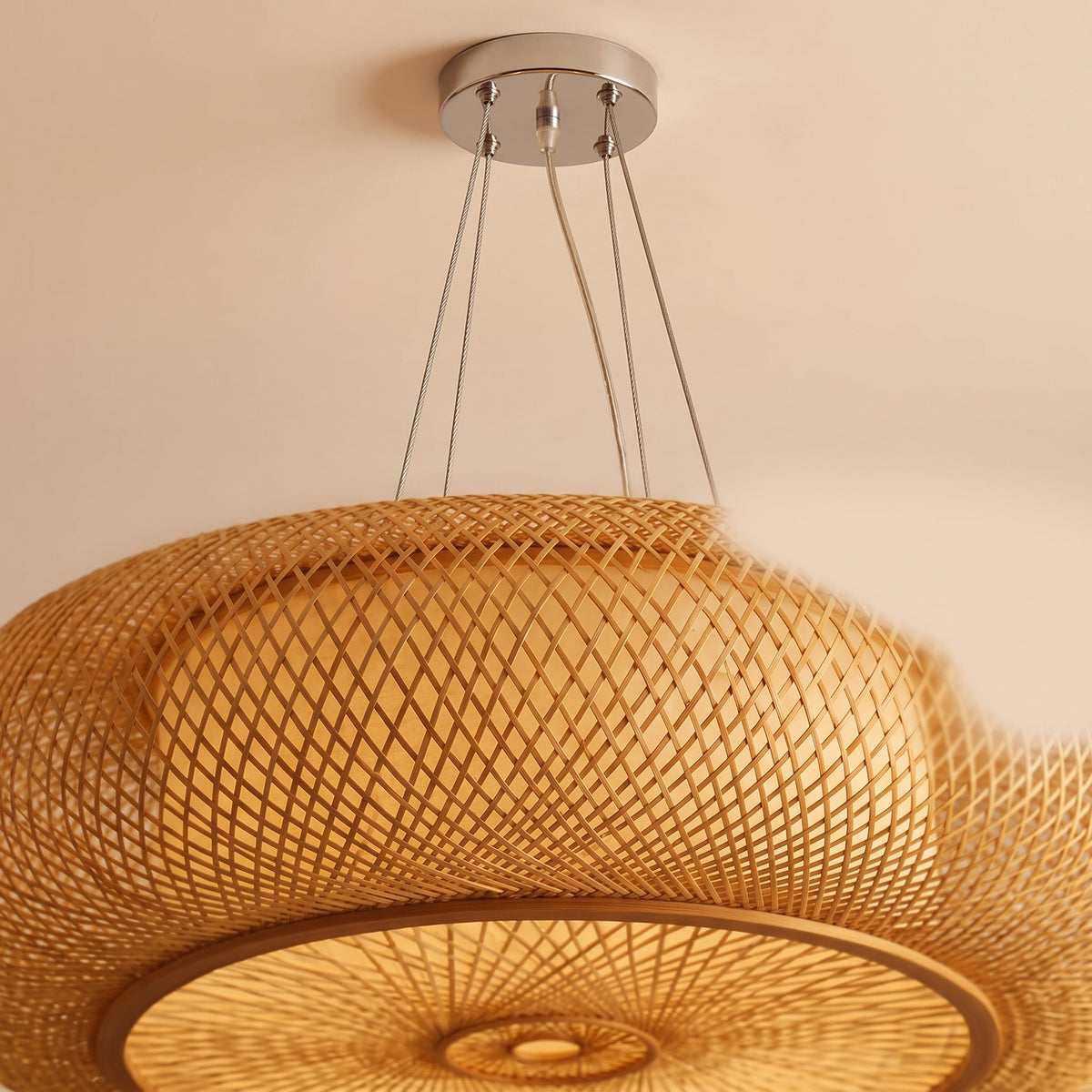 Gros plan sur le tressage et la finition : suspension en bambou lanterne plate