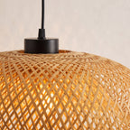 Gros plan sur le tressage et la finition : suspension en bambou ovale plate