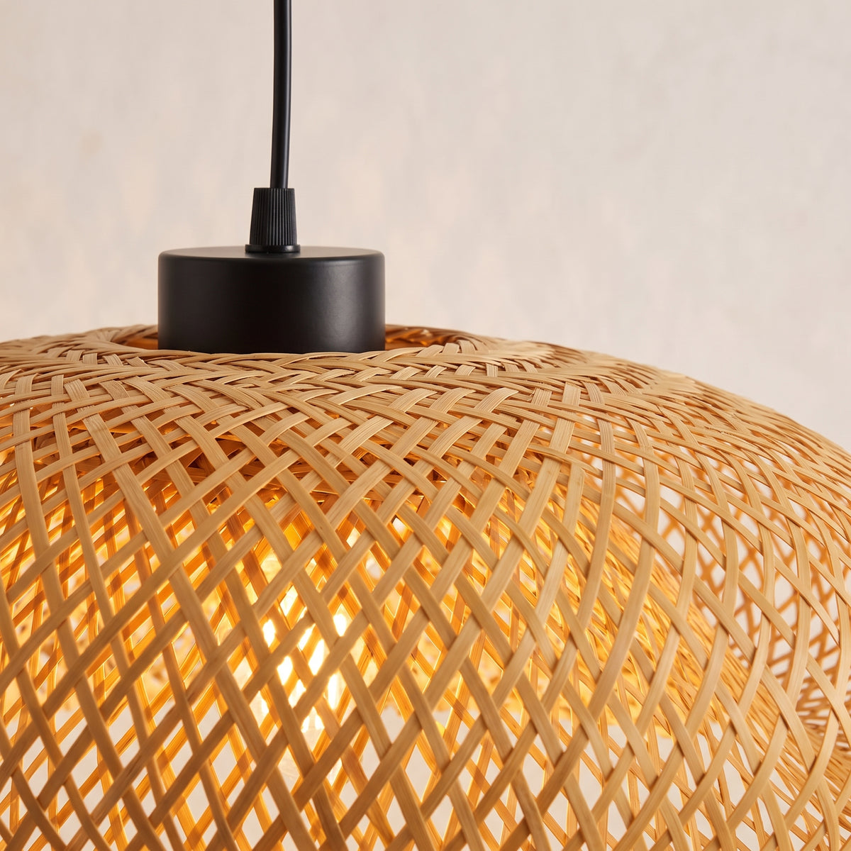 Gros plan sur le tressage et la finition : suspension en bambou ovale plate