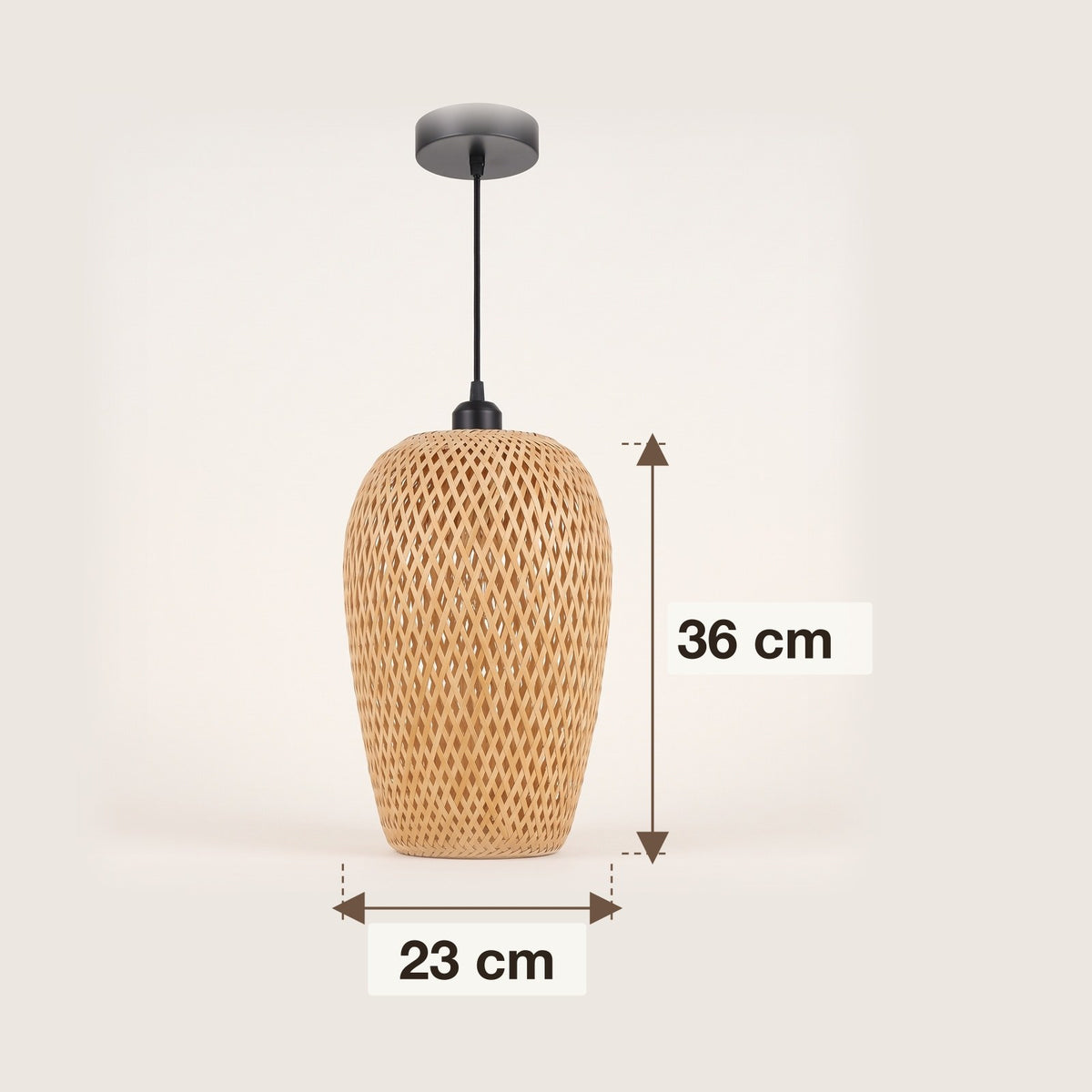 Dimensions : suspension en bambou ovoïde, 23 cm de diamètre et 36 cm de hauteur