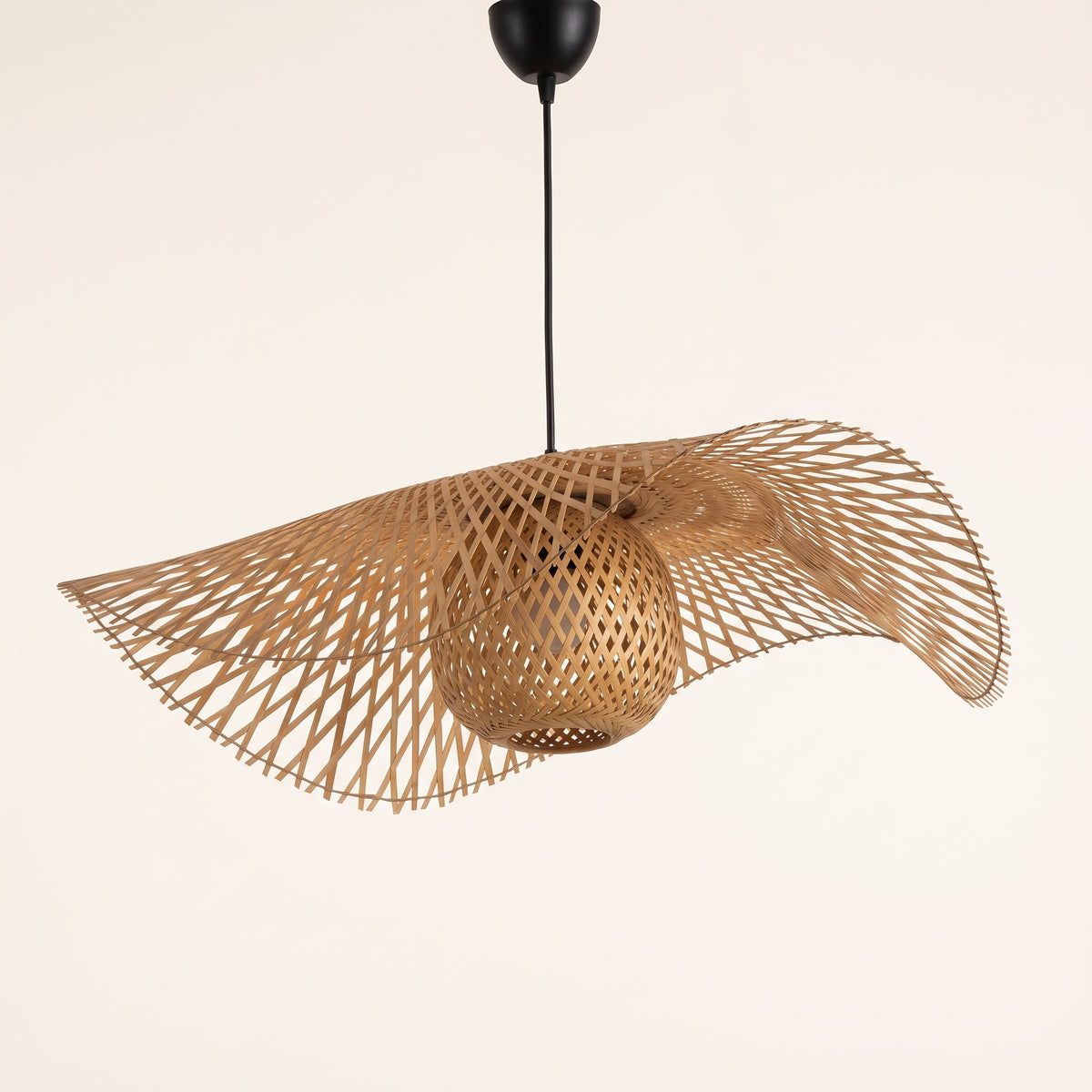 Suspension en bambou chapeau vague, photo produit sur fond clair