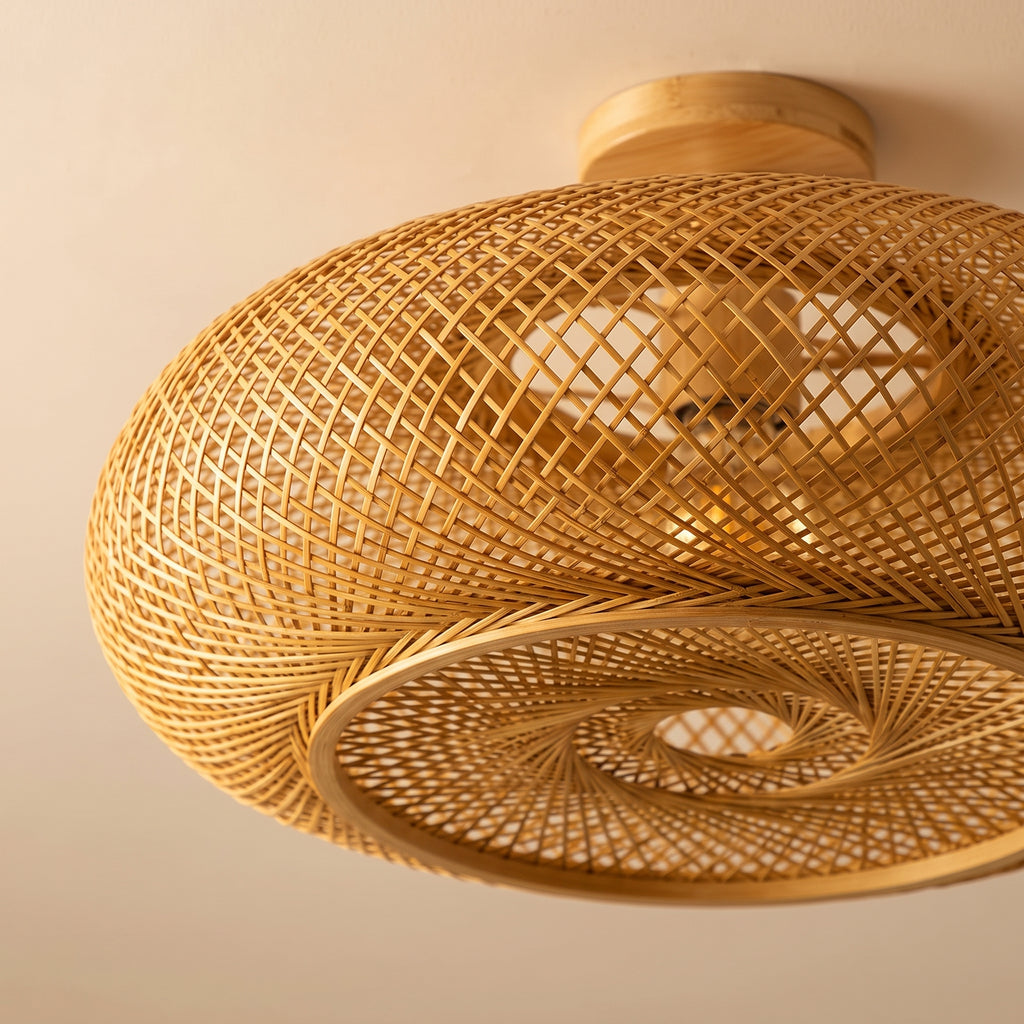 Gros plan sur le tressage et la finition : plafonnier en bambou lanterne plate