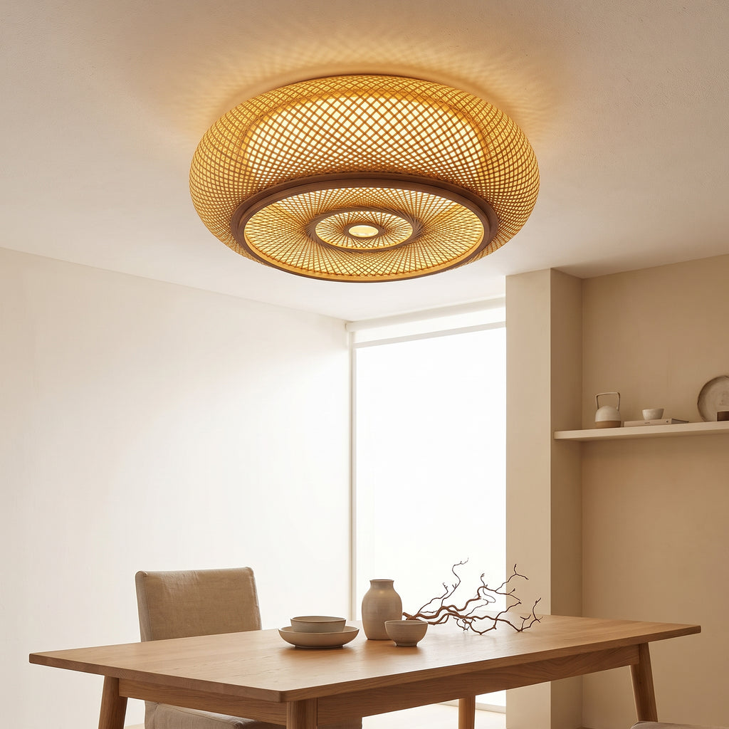 Plafonnier en bambou lanterne plate dans une salle à manger japandi