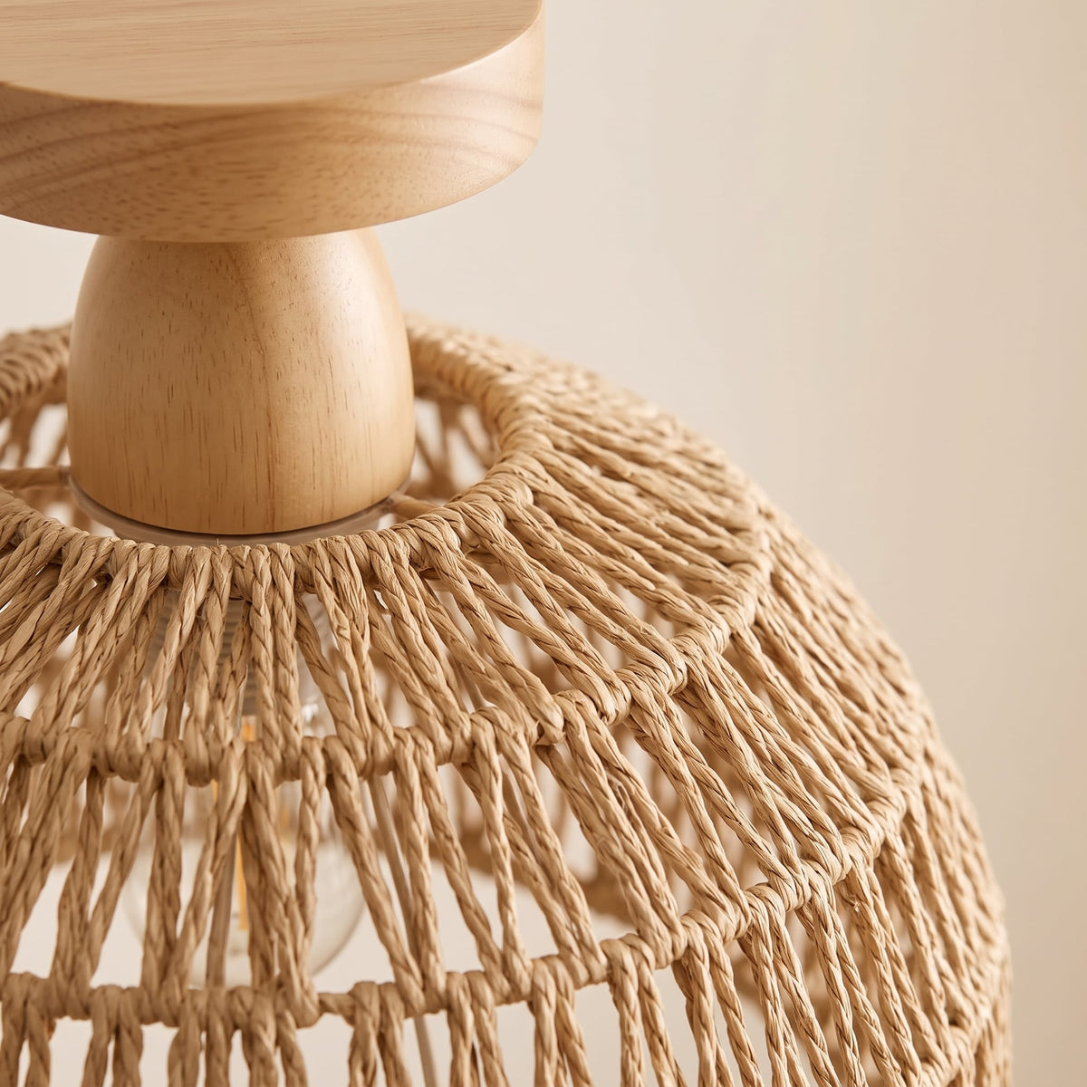 Détail du tressage en corde et de la base en bois du plafonnier