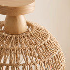 Détail du tressage en corde et de la base en bois du plafonnier