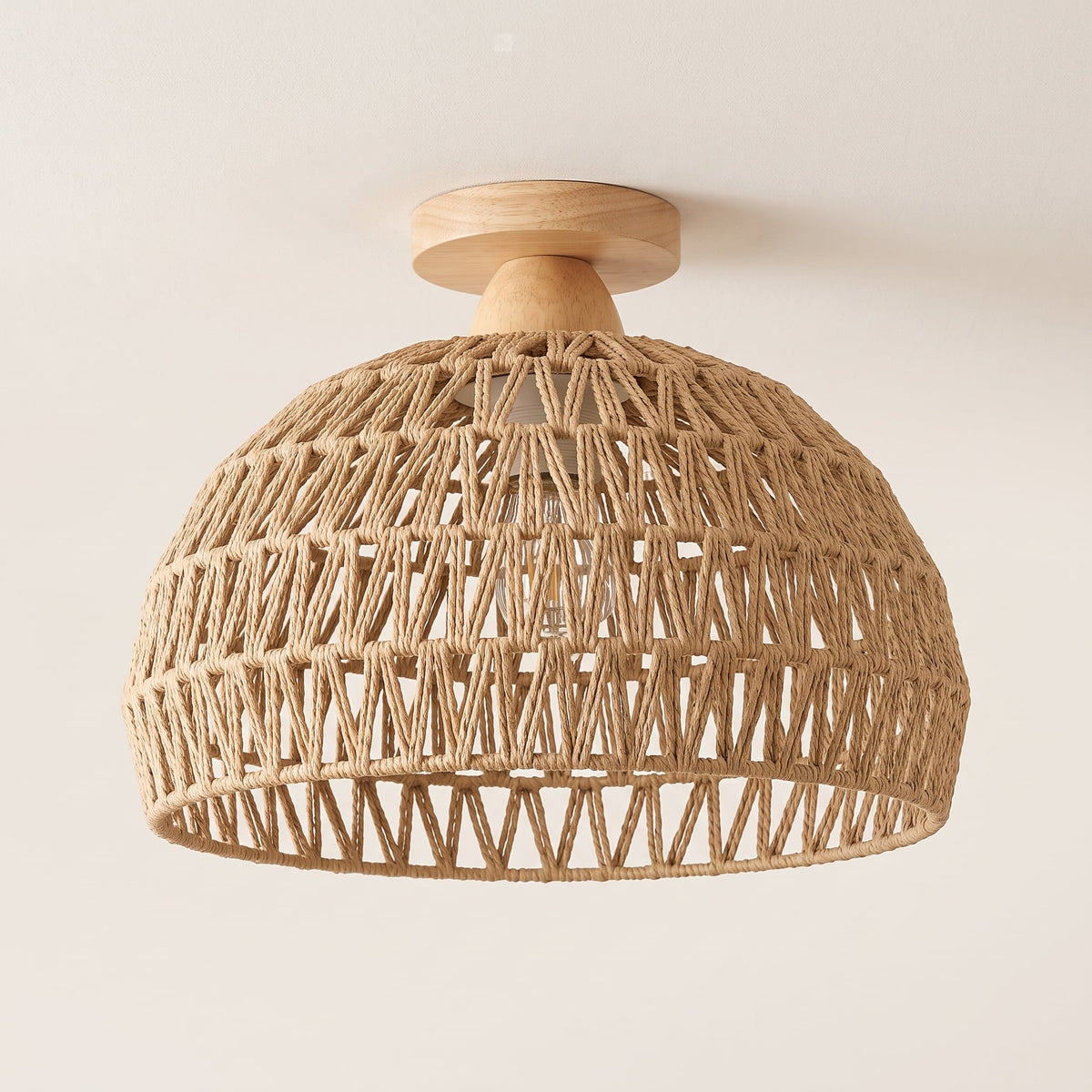 Plafonnier bohème en corde tressée 30 cm avec base en bois, éteint, sur fond clair