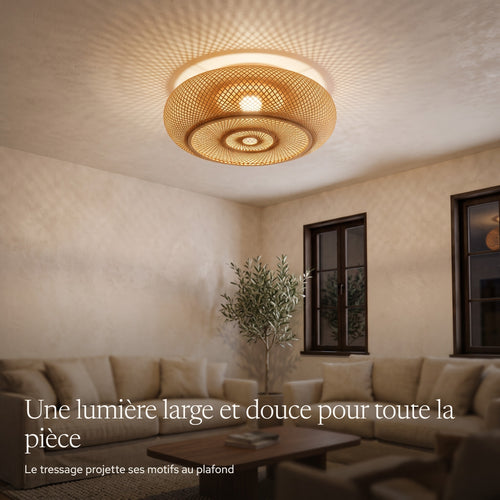 Plafonnier en bambou lanterne plate allumé le soir dans un salon japandi