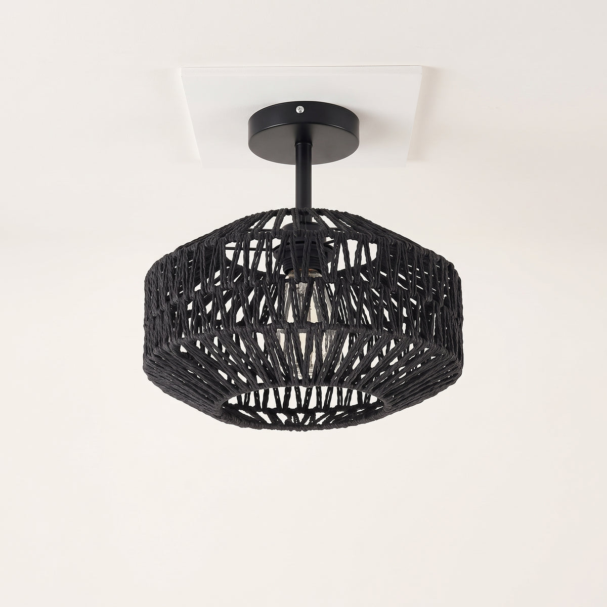 Plafonnier tambour en corde de papier noire, photo produit sur fond clair