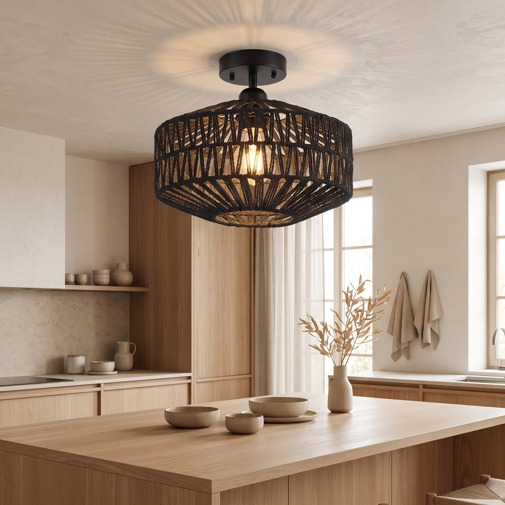 Plafonnier tambour en corde de papier noire dans une cuisine lumineuse