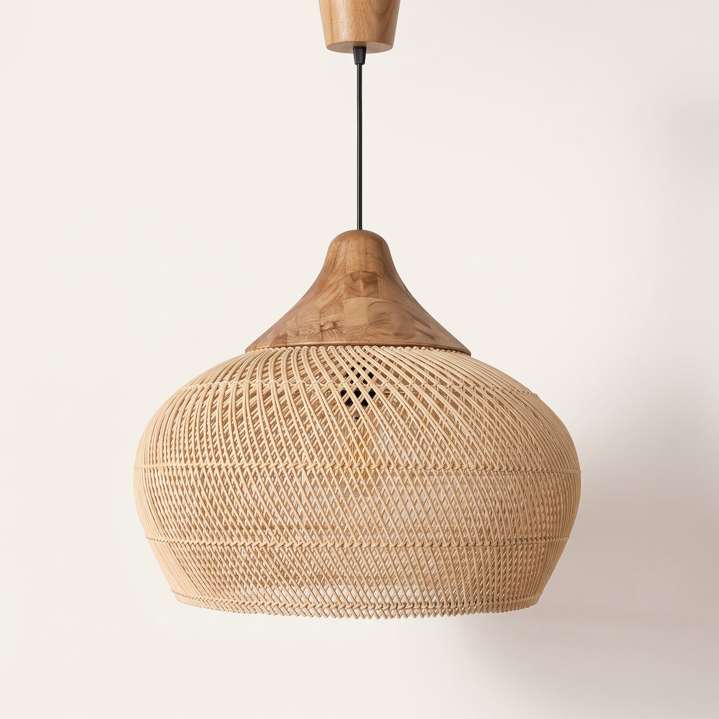 Suspension en rotin arrondie à chapeau en bois, photo produit sur fond clair