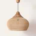 Suspension en rotin arrondie à chapeau en bois, photo produit sur fond clair