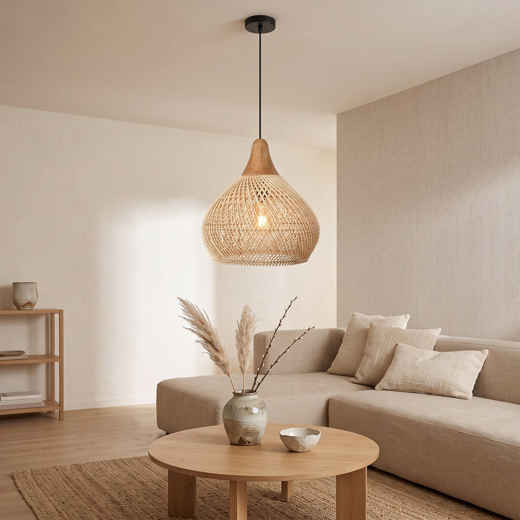Suspension en rotin arrondie à chapeau en bois dans un salon lumineux