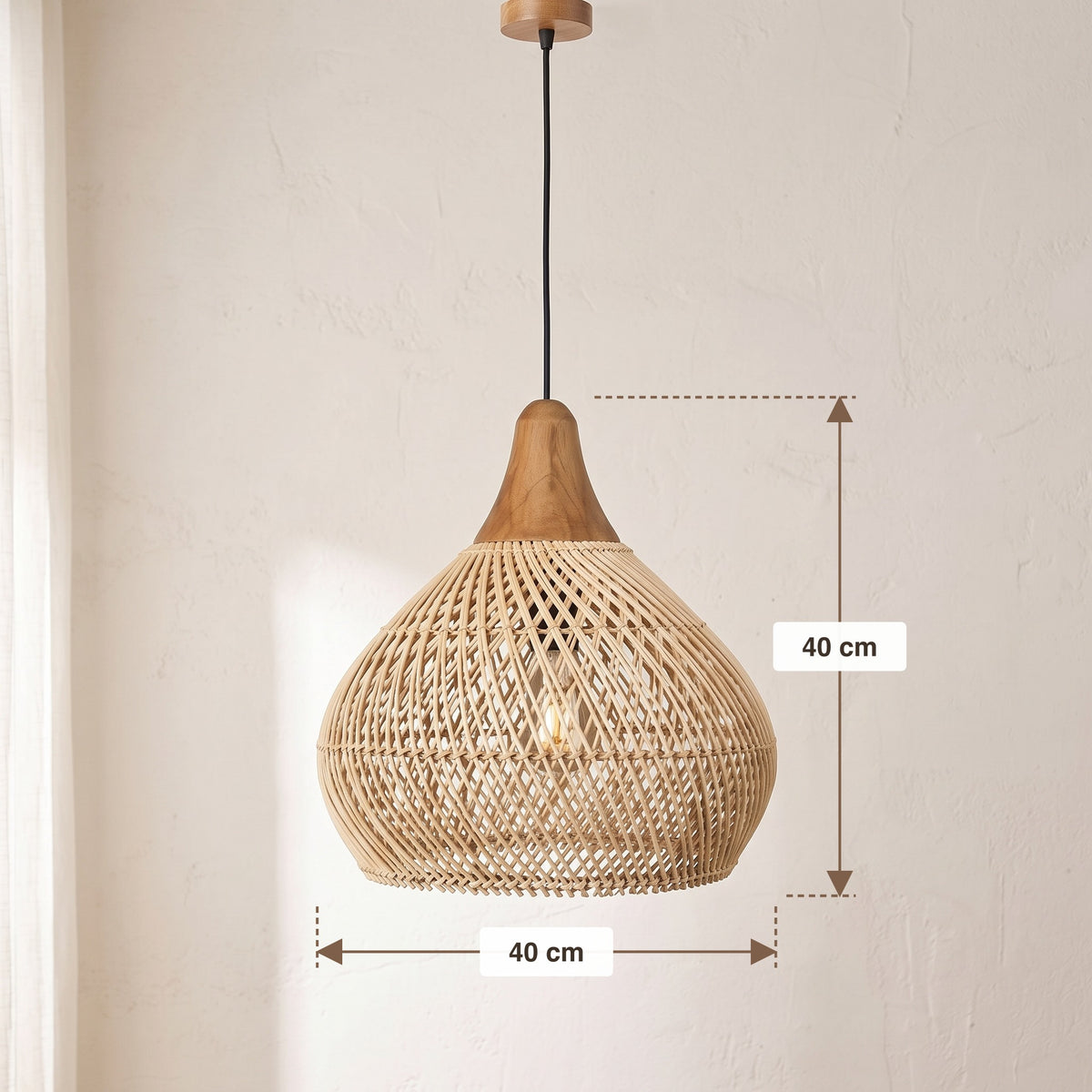 Dimensions : suspension en rotin arrondie à chapeau en bois, 40 cm de diamètre et 40 cm de hauteur