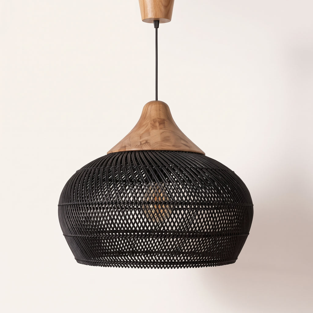 Suspension en rotin noir arrondie à chapeau en bois, photo produit sur fond clair