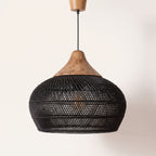Suspension en rotin noir arrondie à chapeau en bois, photo produit sur fond clair