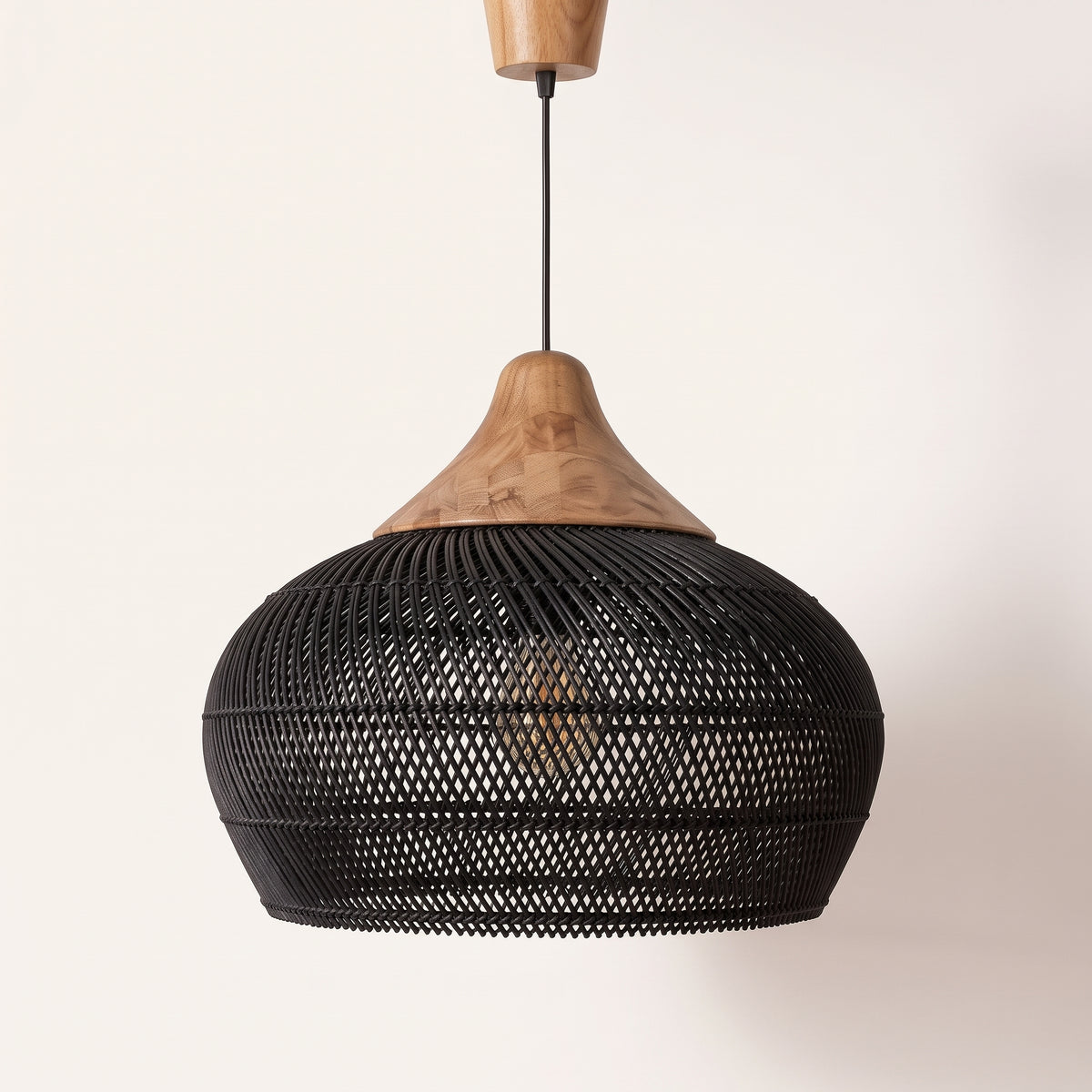 Suspension en rotin noir arrondie à chapeau en bois, photo produit sur fond clair