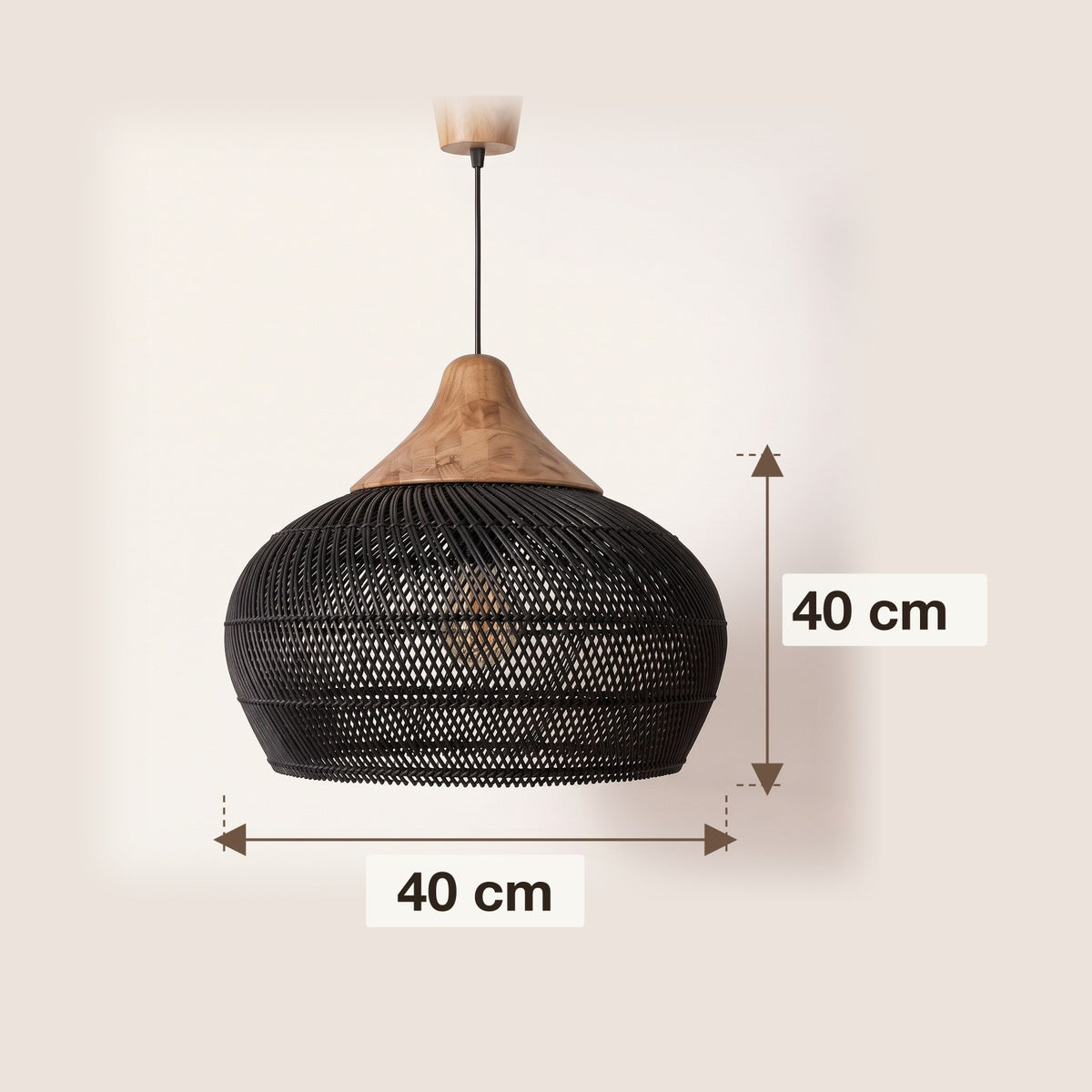 Dimensions : suspension en rotin noir arrondie à chapeau en bois, 40 cm de diamètre et 40 cm de hauteur