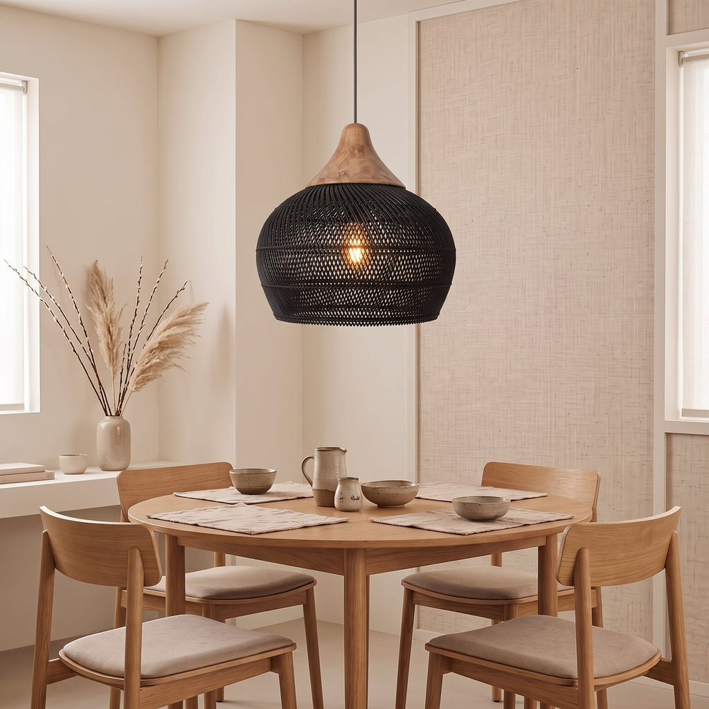 Suspension en rotin noir arrondie à chapeau en bois installée, pour visualiser sa taille réelle