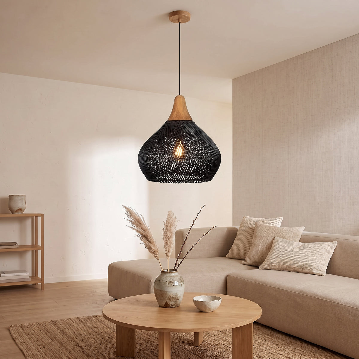 Suspension en rotin noir arrondie à chapeau en bois dans un salon lumineux