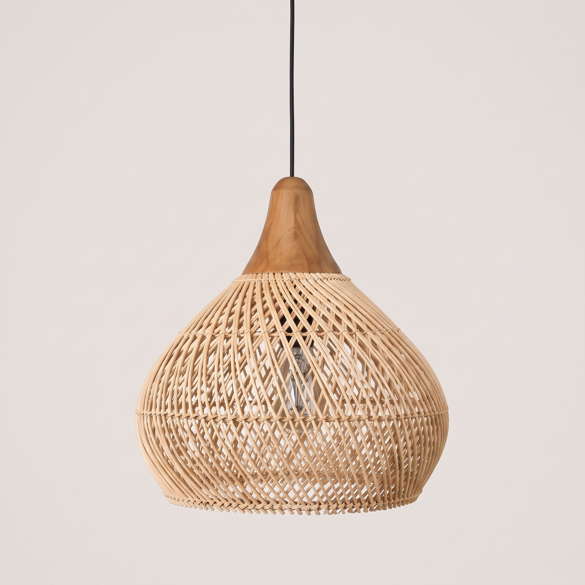 Suspension en rotin arrondie à chapeau en bois, photo produit sur fond clair