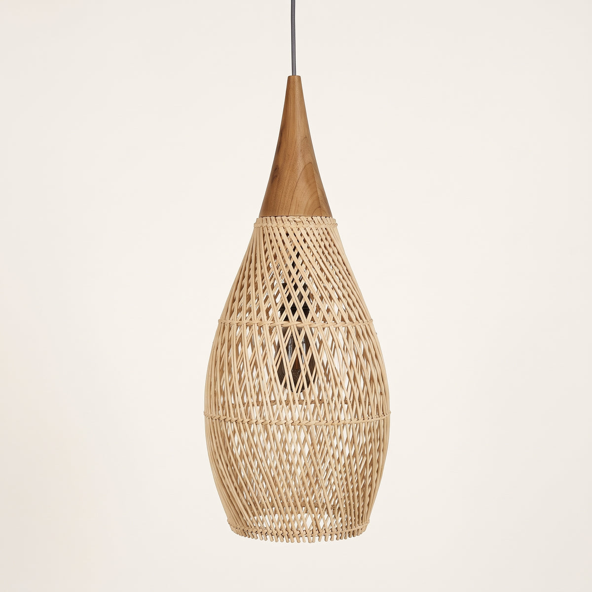 Suspension en rotin goutte, photo produit sur fond clair