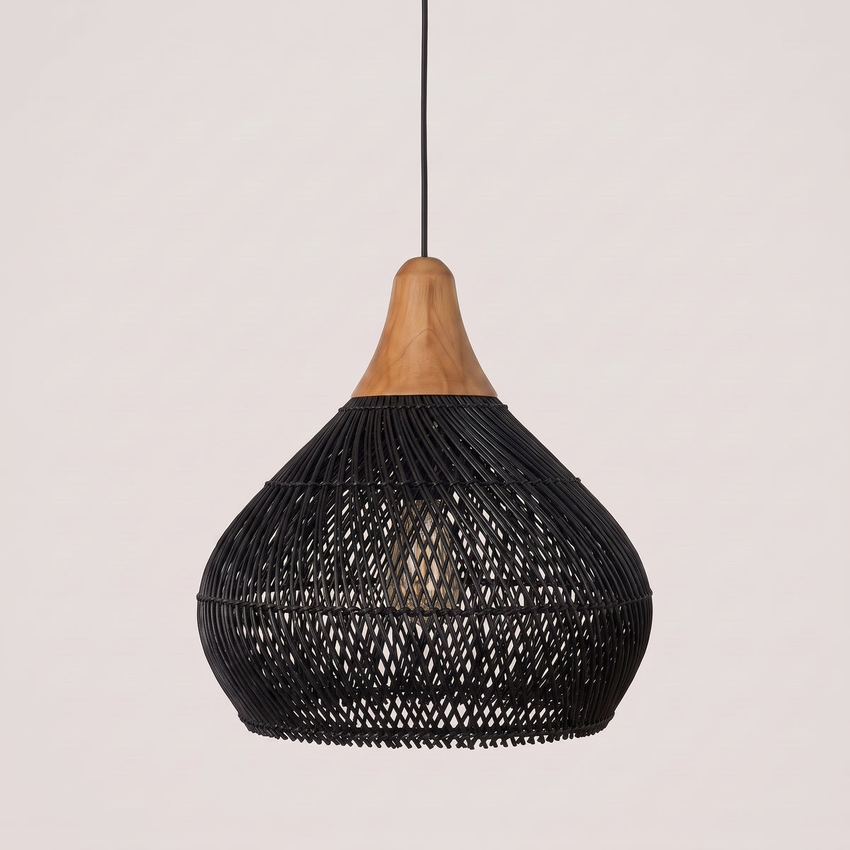 Suspension en rotin noir arrondie à chapeau en bois, photo produit sur fond clair