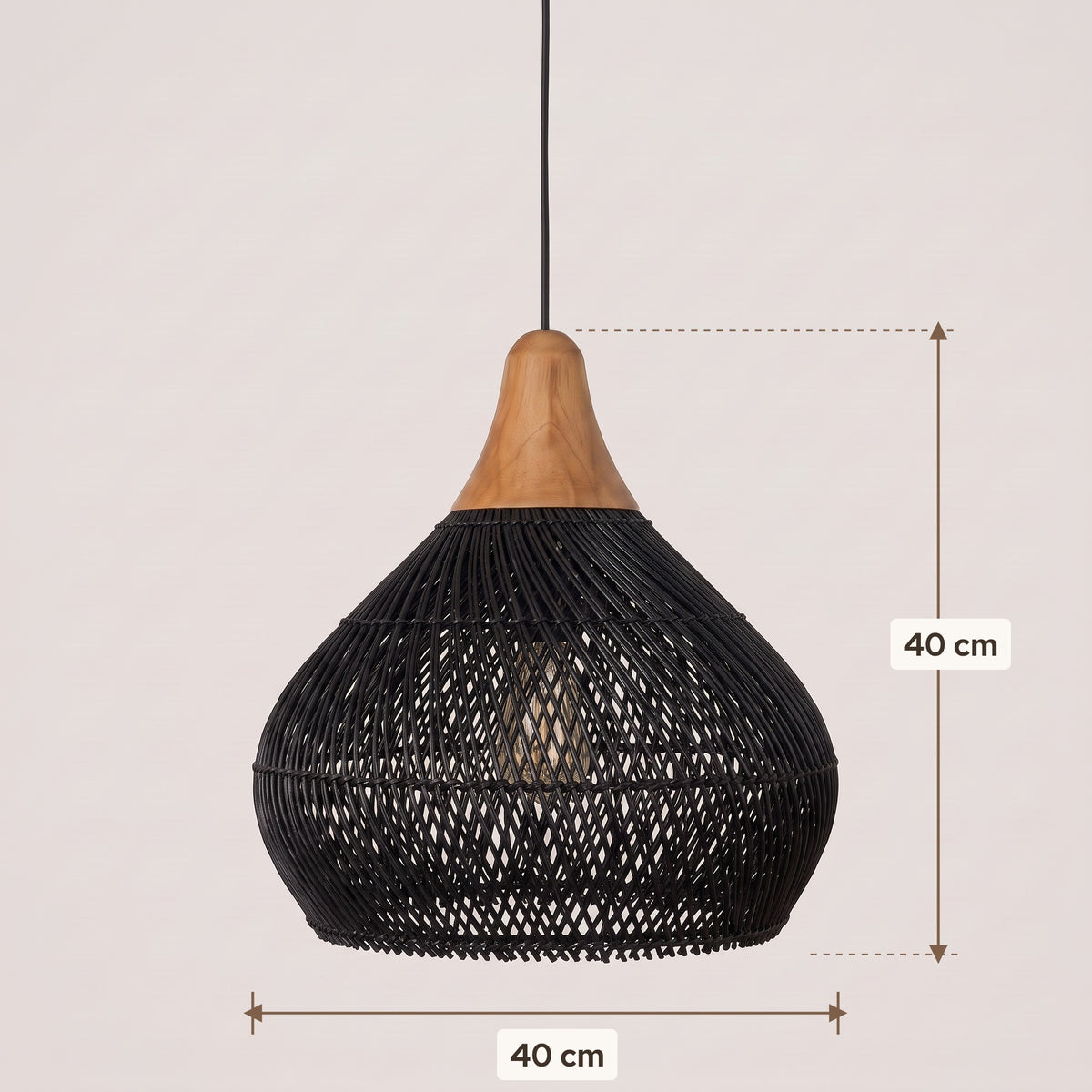 Dimensions : suspension en rotin noir arrondie à chapeau en bois, 40 cm de diamètre et 40 cm de hauteur