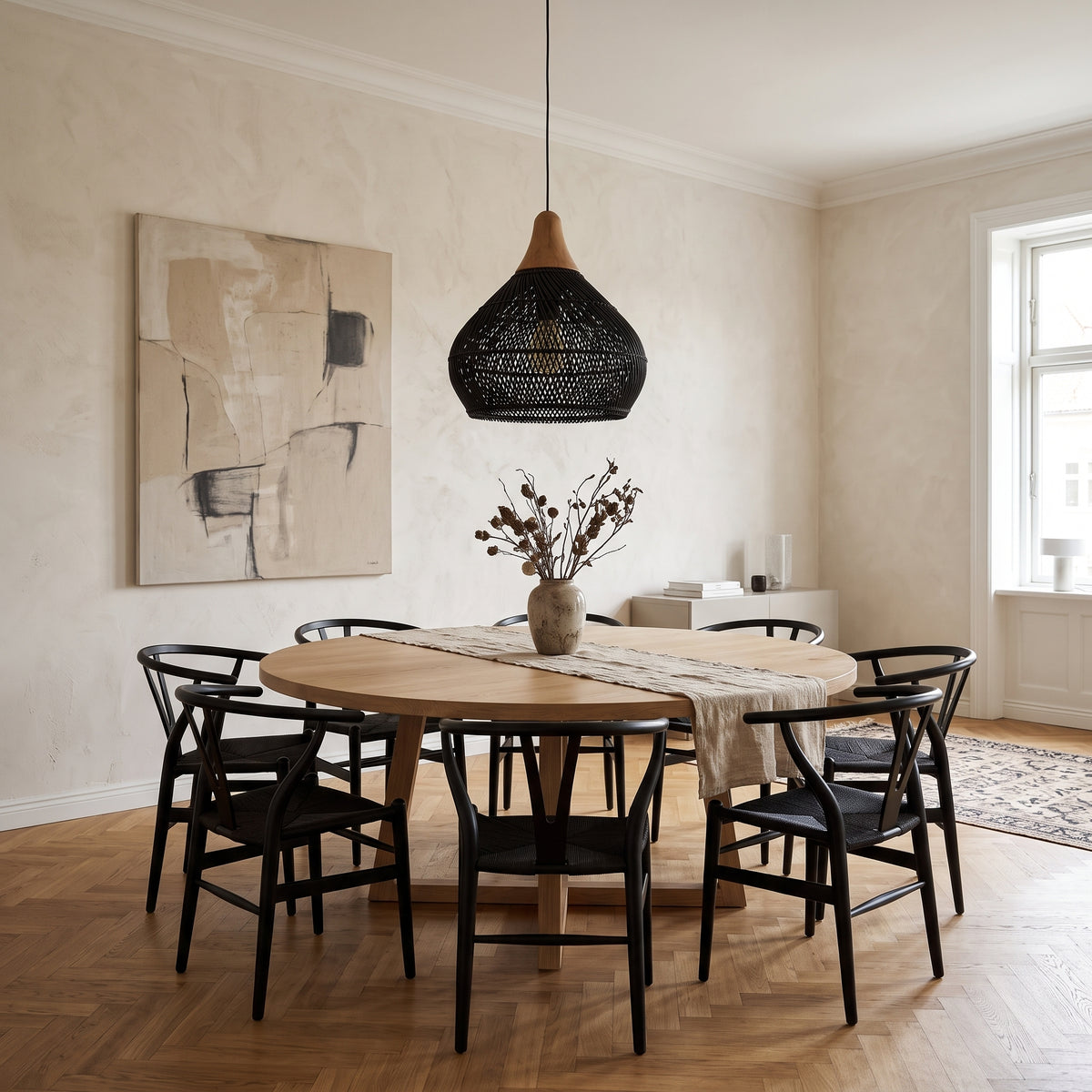 Suspension en rotin noir arrondie à chapeau en bois éteinte en journée au-dessus d'une table ronde