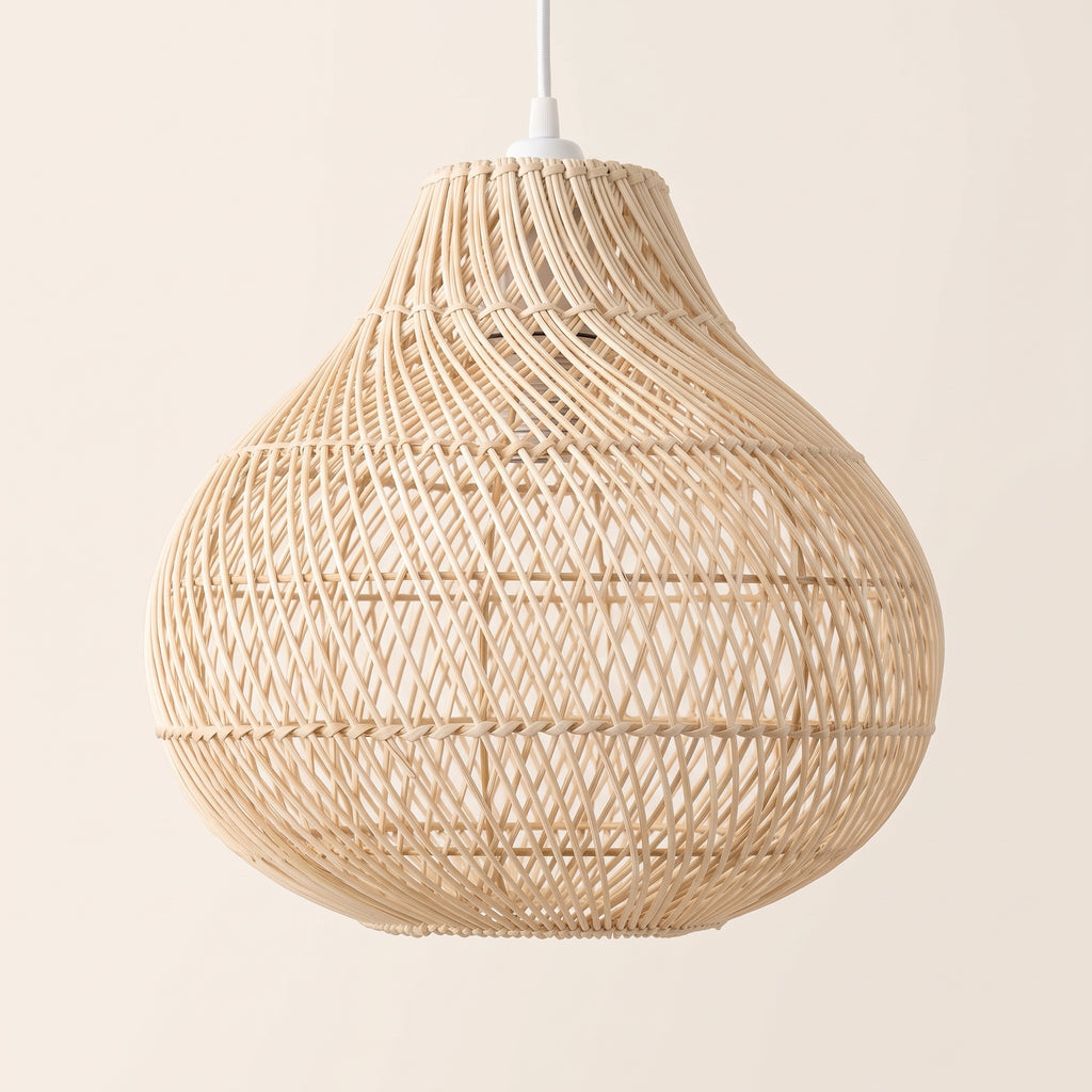 Suspension en rotin forme oignon, photo produit sur fond clair