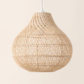 Suspension en rotin forme oignon, photo produit sur fond clair