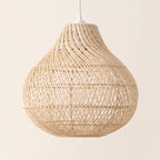 Suspension en rotin forme oignon, photo produit sur fond clair