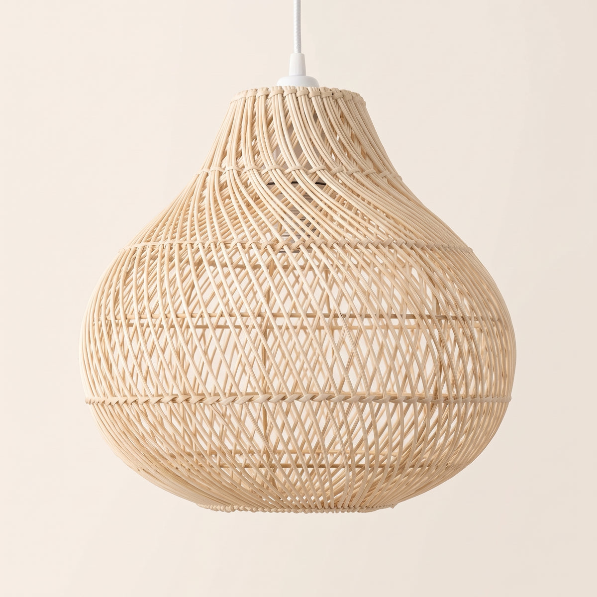 Suspension en rotin forme oignon, photo produit sur fond clair