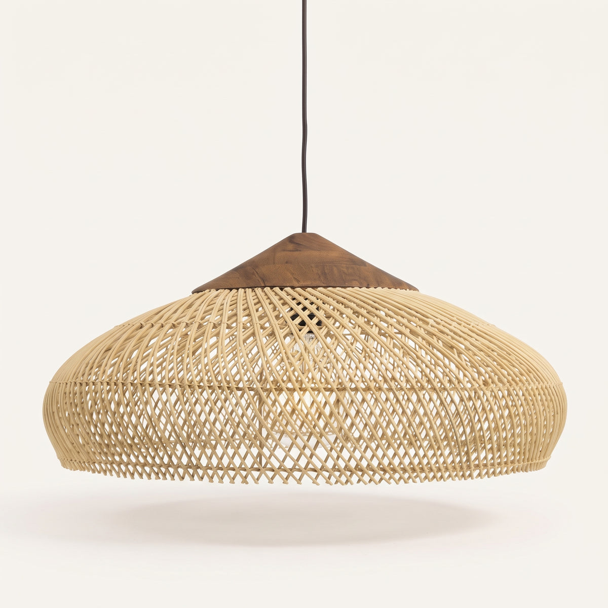 Suspension en rotin plate à chapeau en bois, photo produit sur fond clair
