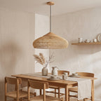 Suspension en rotin plate à chapeau en bois installée, pour visualiser sa taille réelle
