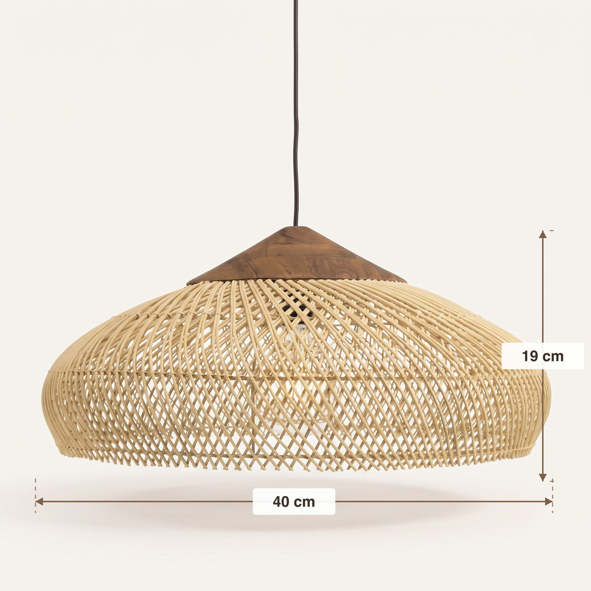 Dimensions : suspension en rotin plate à chapeau en bois, 40 cm de diamètre et 19 cm de hauteur