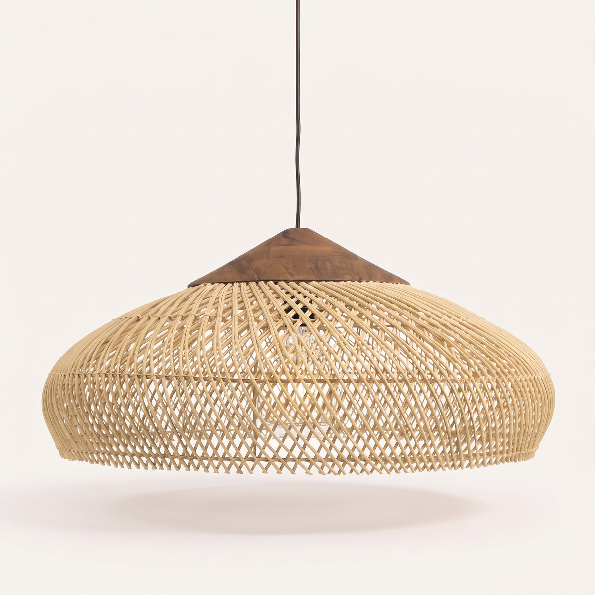 Suspension en rotin plate à chapeau en bois, photo produit sur fond clair