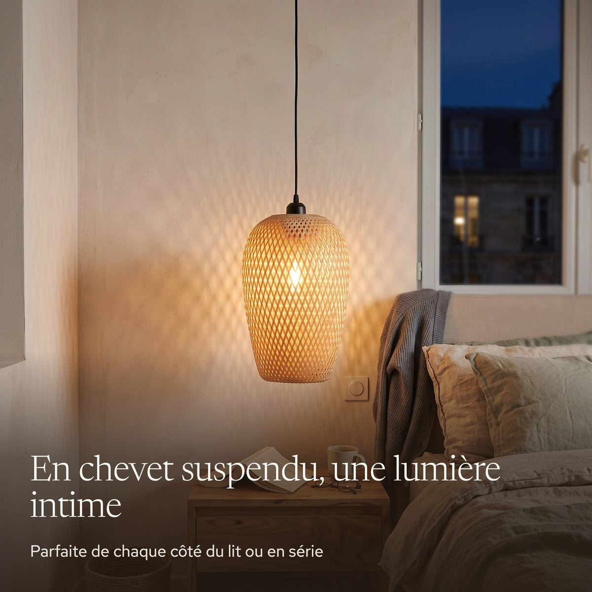 Suspension en bambou ovoïde allumée le soir dans une chambre japandi, en chevet